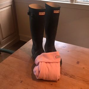 Hunter Boots and 1 pair boot liners